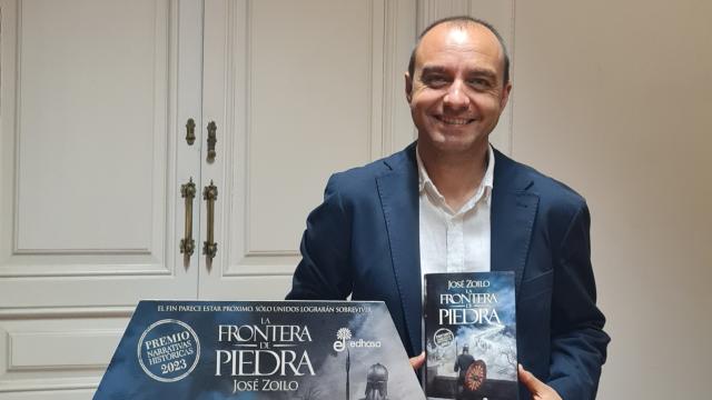 José Zoilo, con la última de sus premiadas novelas históricas. Foto cedida por Edhasa.