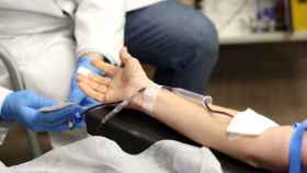 El brazo de una persona mientras dona sangre.