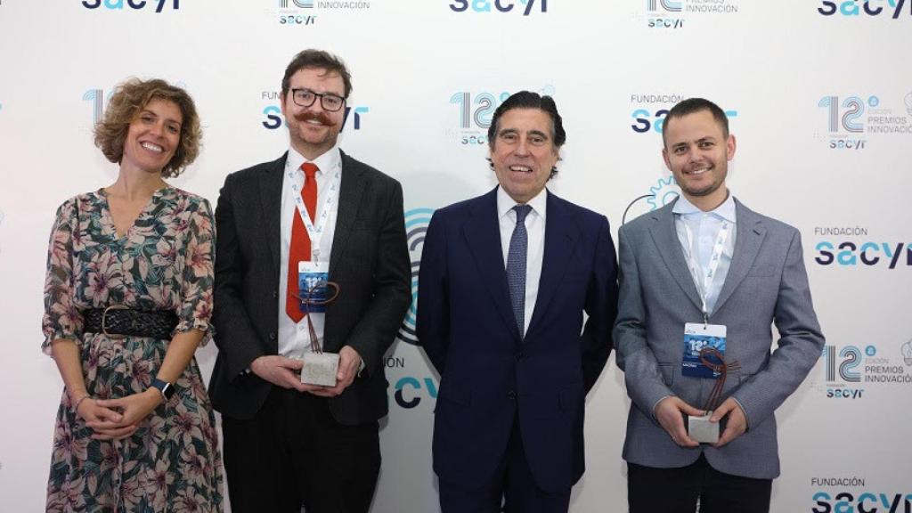 Marta Gil, directora general de Estrategia, Innovación y Sostenibilidad de Sacyr; Samuel Chapman, cofundador y director de KnoteQ; Manuel Manrique, presidente de Sacyr; y Aharon Brauner, CEO de ITC.