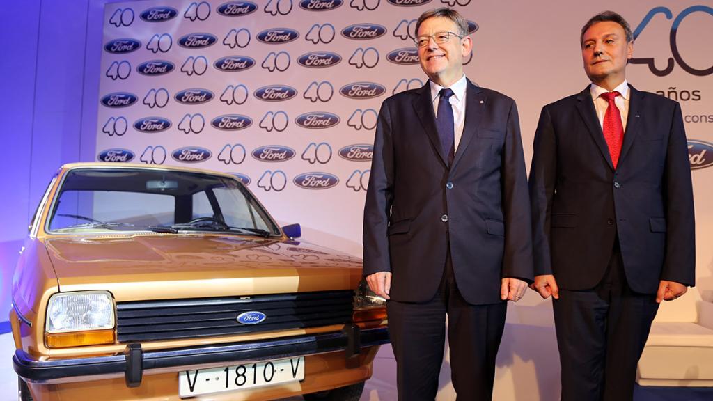 El presidente valenciano, Ximo Puig, junto al de Ford España, Jesús Alonso, junto al primer coche fabricado en Almussafes: un 'Fiesta'. EE