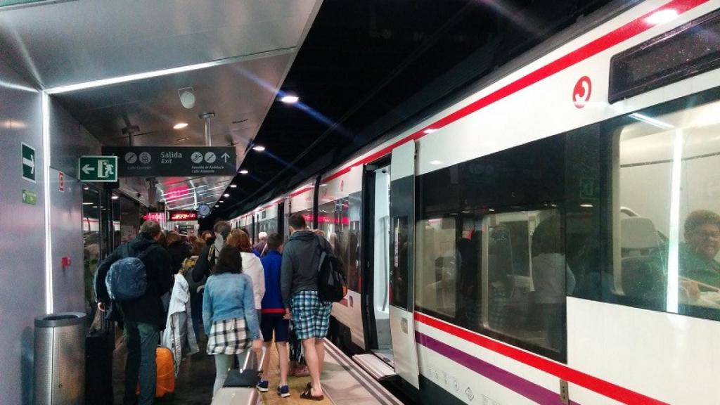 Viajeros del tren de Cercanías de Málaga.