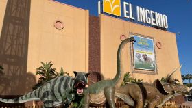 Varias de las réplicas de dinosaurio en el centro comercial El Ingenio.