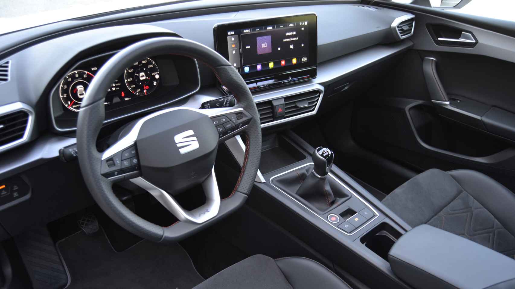 El Seat León en función del acabado puede tener una pantalla multimedia de 8,25 o 10 pulgadas.
