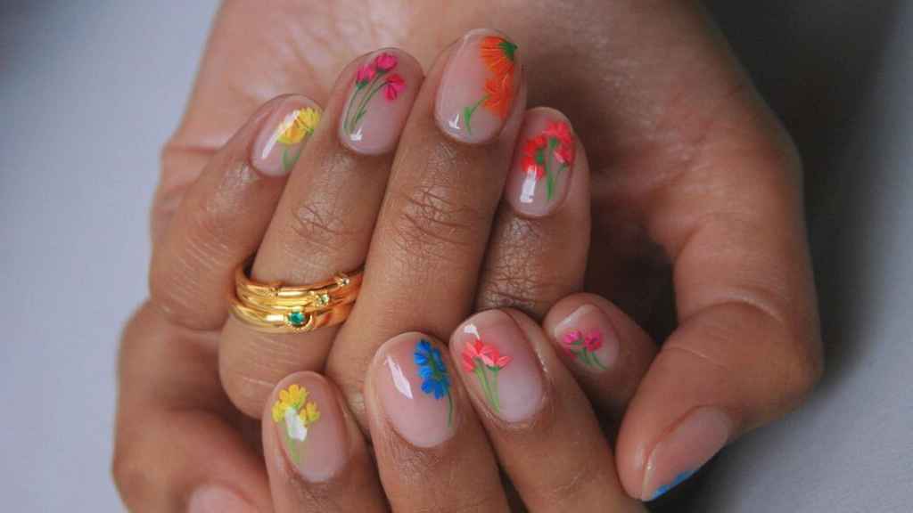 Diseño de flores de Imarni Nails.