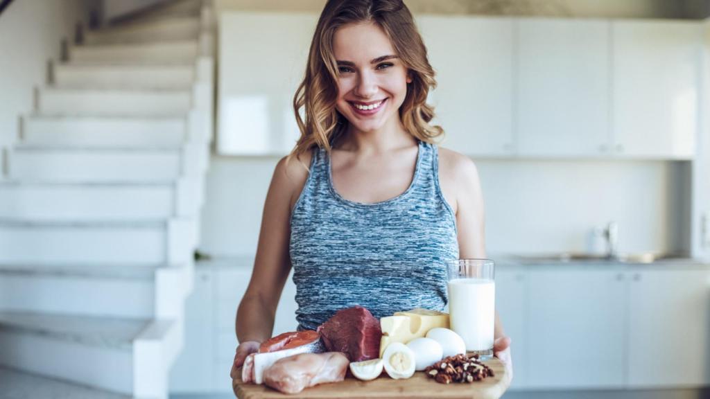 Mujer joven con alimentos de nutrición saludable.