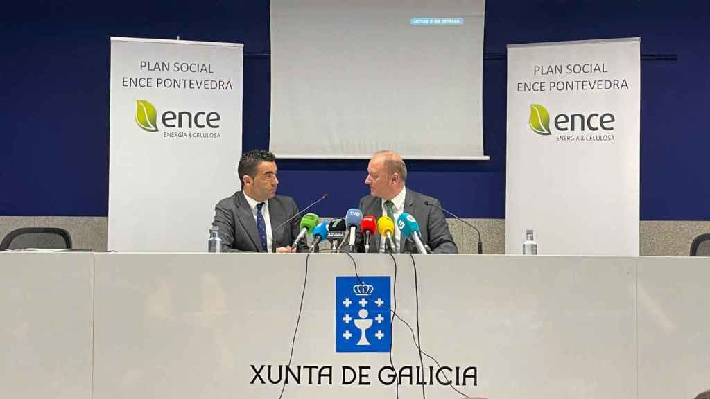 Luis López (izda.) y Antonio Casal durante la presentación del Plan Social de Ence 2023.