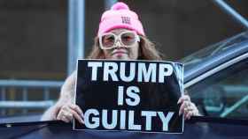 Los opositores de Donald Trump se manifiestan a las afueras del Tribunal de Manhattan tras conocer su imputación.