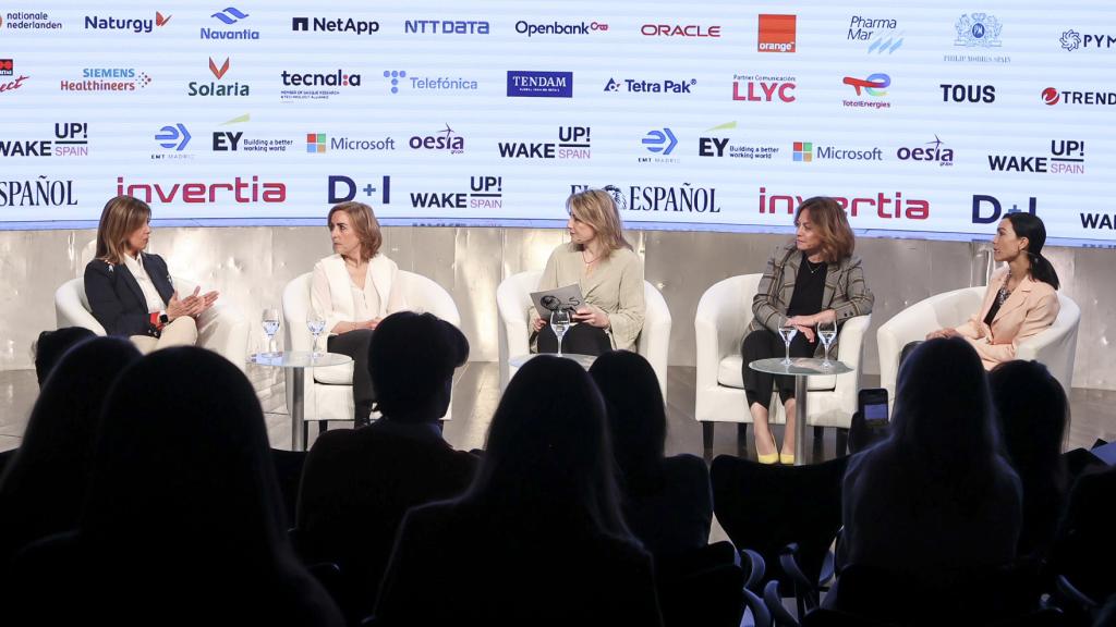 Encarna Maroño, directora de Personas y Cultura del Grupo Adecco; Koro Castellano, directora de Amazon Prime Video España; Laura Ojea, periodista de EL ESPAÑOL-Invertia; Belén Martín, vicepresidenta Cloud Híbrida de IBM Consulting, y Carolina Castillo, directora de Operaciones y Marketing de Microsoft España, durante su intervención en 'Wake up, Spain!'.