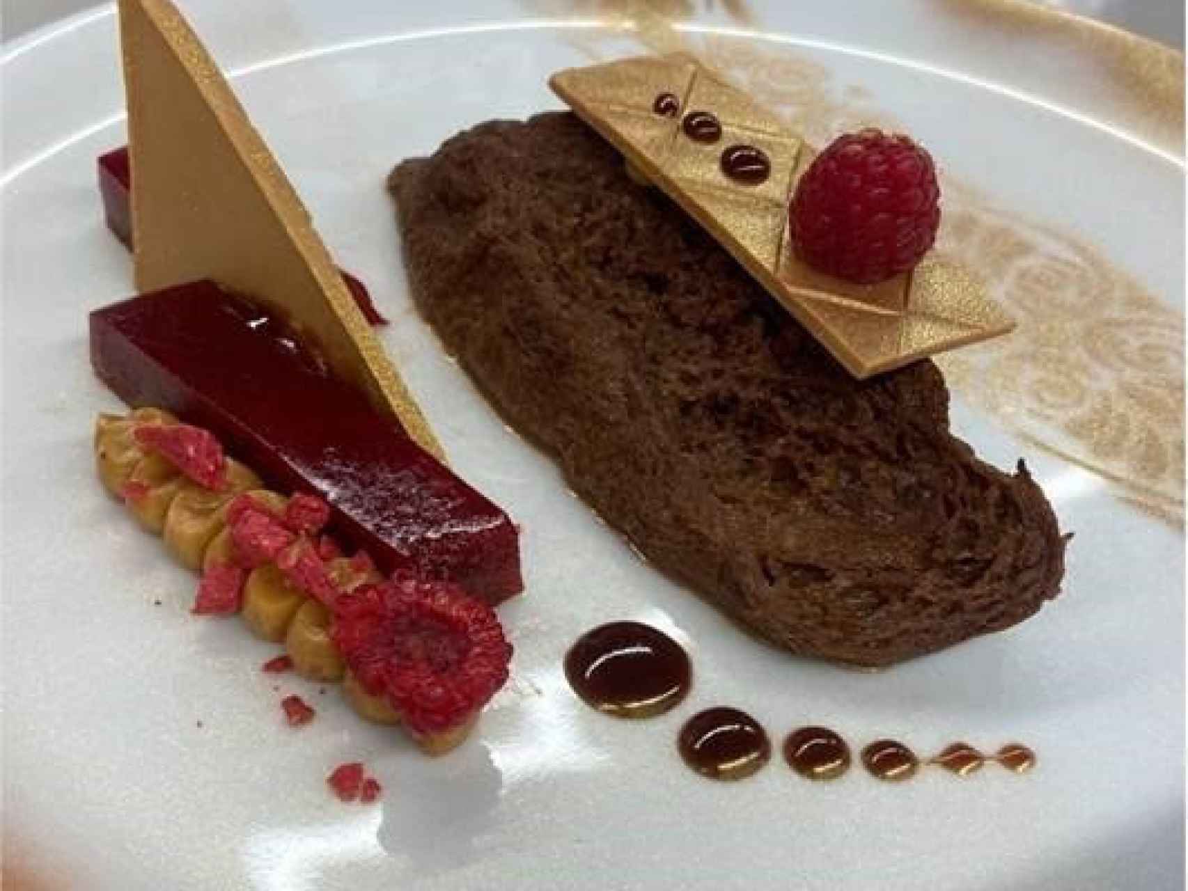 La torrija de chocolate gold con crunch de frambuesa, elaborada por Viena Capellanes.