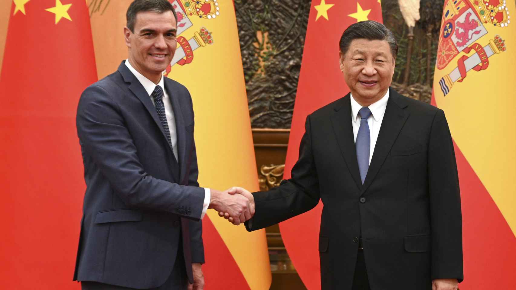 El presidente del Gobierno, Pedro Sánchez, saluda al presidente chino, Xi Jinping, en Pekín.