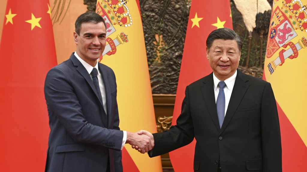 El presidente del Gobierno, Pedro Sánchez, saluda al presidente chino, Xi Jinping, en Pekín.