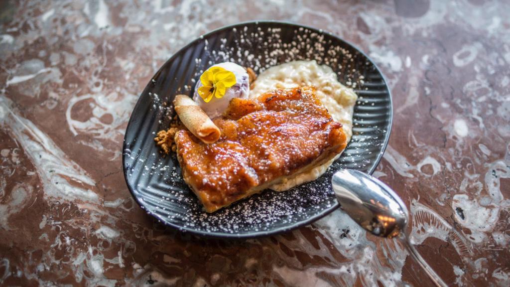 La torrija caramelizada sobre arroz con leche del Café Comercial.