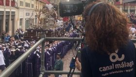 Una trabajadora de Canal Málaga durante la retransmisión de la pasada Semana Santa.