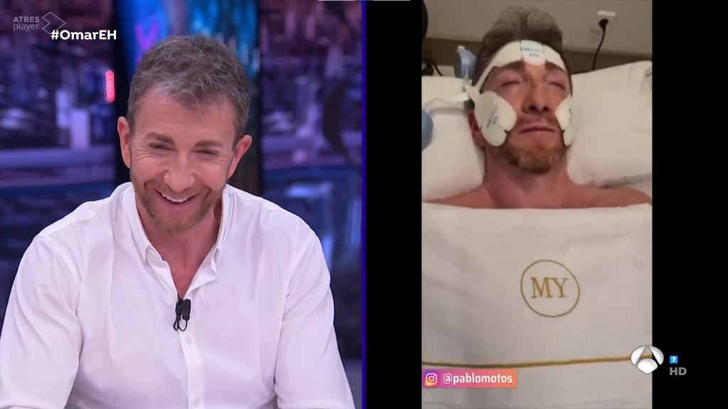 Pablo Motos, riendo en 'El Hormiguero' al ver las imágenes de su propio tramiento.