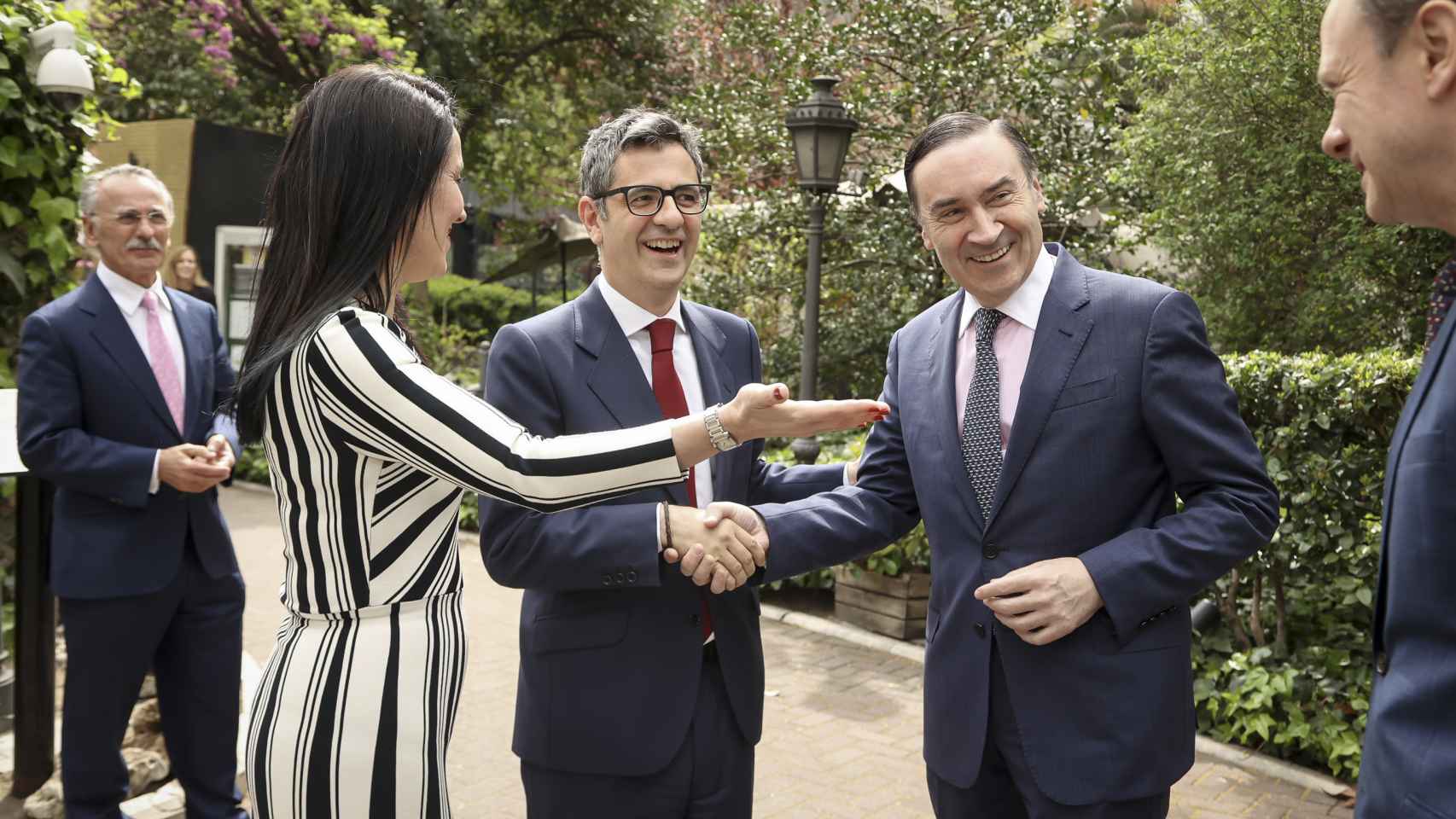 Cruz Sánchez de Lara y Pedro J. Ramírez, en la recepción del ministro Félix Bolaños.