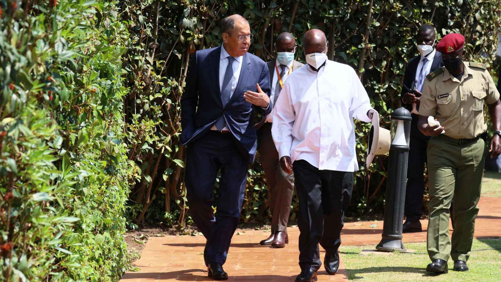 Sergéi Lavrov se reúne con el presidente ugandés Yoweri Museveni en su visita de julio de 2022.