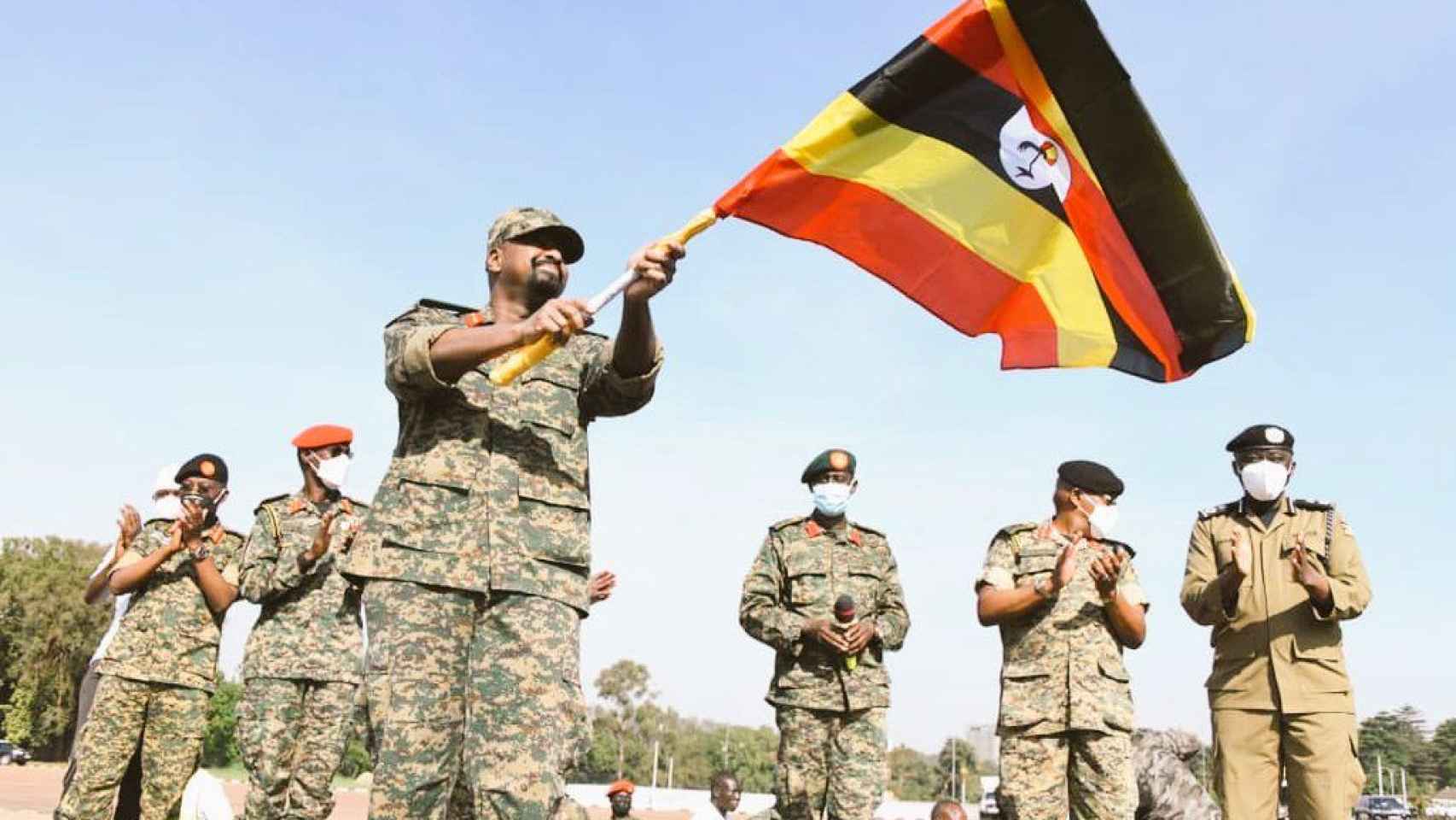 El general Kainerugaba ondea la bandera ugandesa.