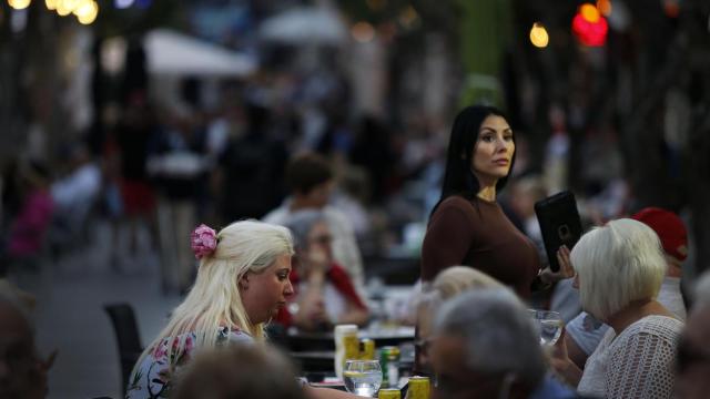 Turistas extranjeros tomando en Benidorm, en imagen de archivo.