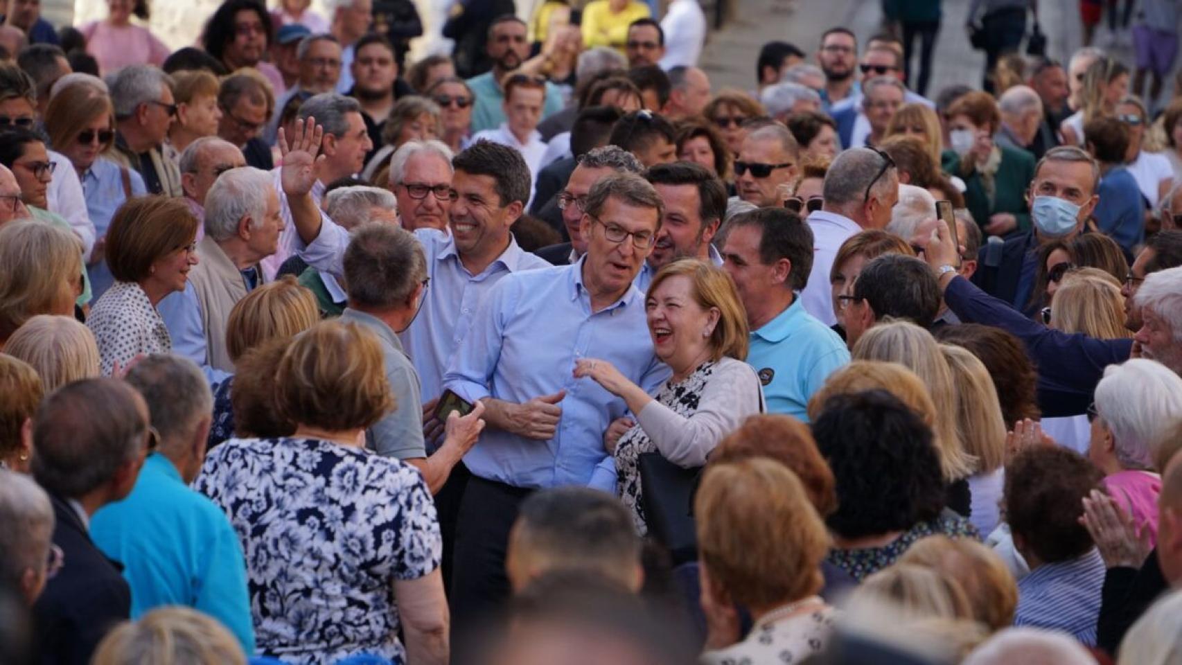 El presidente nacional del PP, Alberto Núñez Feijóo, y el presidente del PPCV, Carlos Mazón, en su visita a Elche.