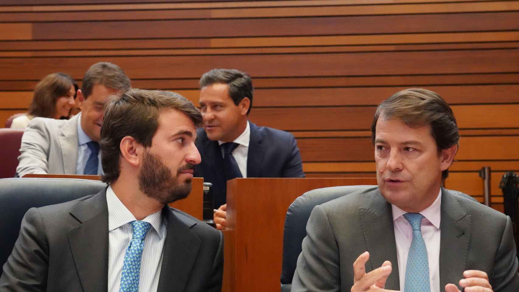 El vicepresidente de la Junta, Juan García-Gallardo, y el presidente, Alfonso Fernández Mañueco, en un pleno de las Cortes.