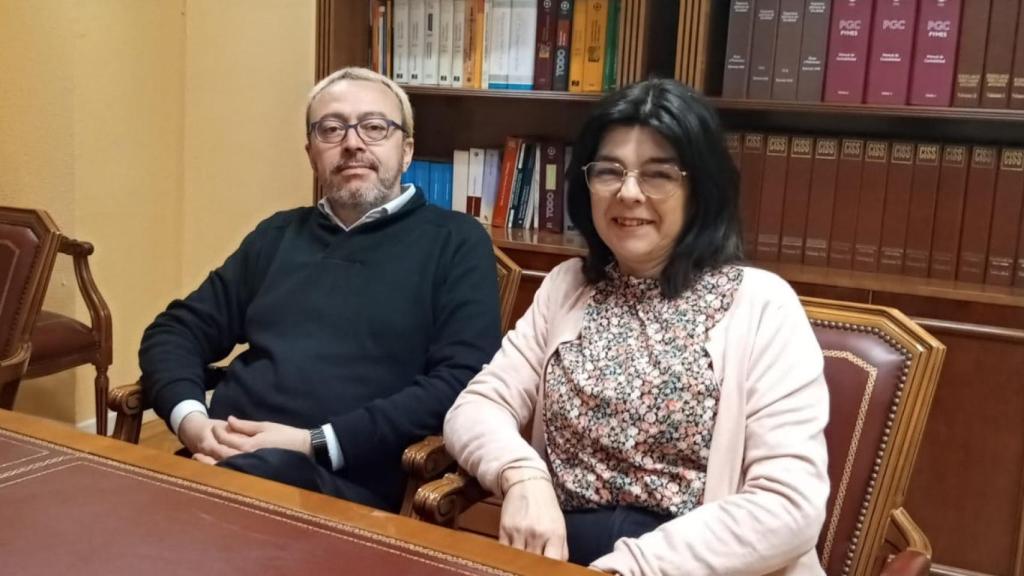 El propietario de la gestoría Óscar Mozo Martín y María Jesús, la encargada del apartado de bajas médicas.