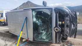 Estado en el que ha quedado la furgoneta en el accidente de la provincia de León.