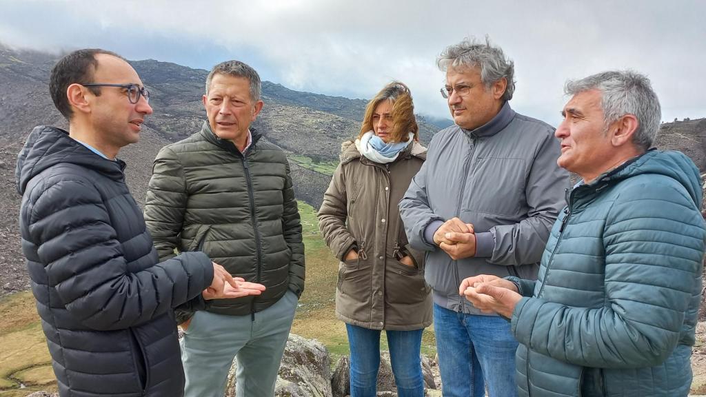 El alcalde de Candelario, segundo por la izquierda, durante una visita de cargos provincial del PSOE