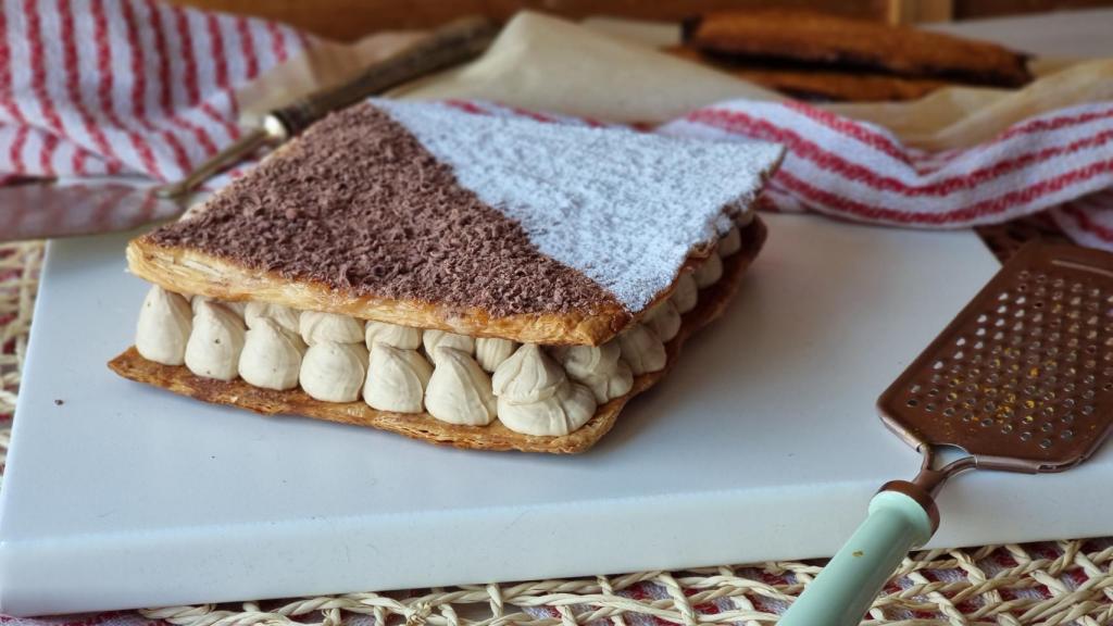 Tarta de queso y crema de café, un postre delicioso con hojaldre