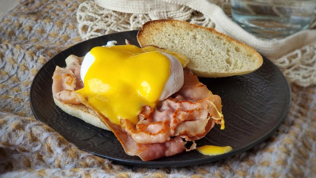 Así se hacen los famosos Huevos Benedict de Gordon Ramsay