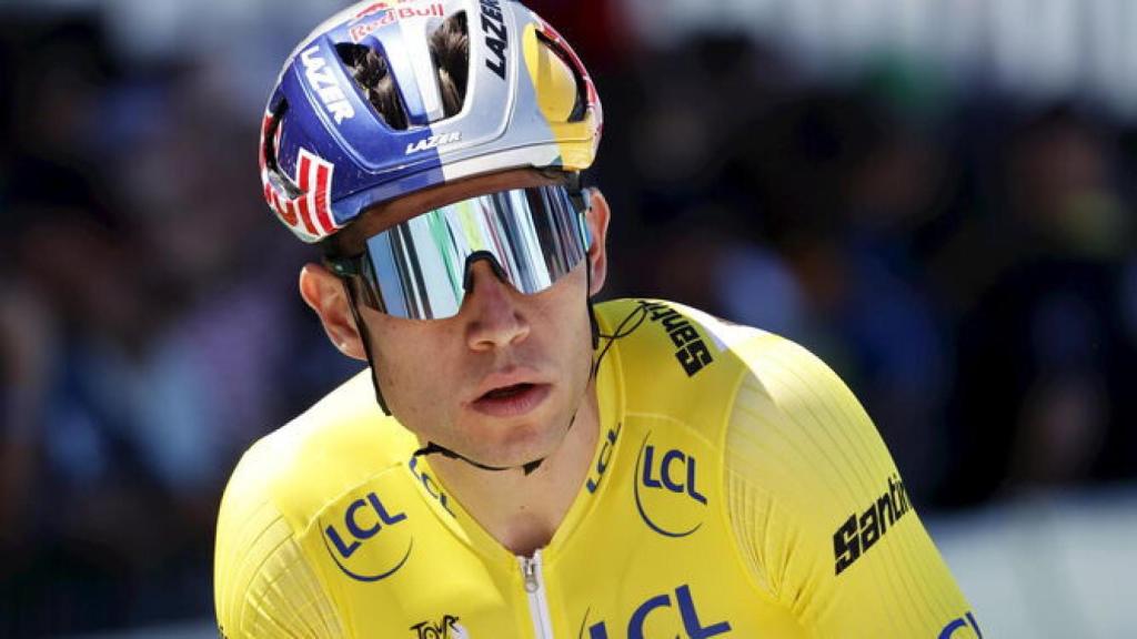 Wout Van Aert con el maillot amarillo del Tour de Francia antes de una etapa