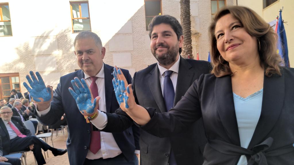 Lucas Jiménez, presidente del Sindicato Central de Regantes del Acueducto Tajo-Segura; Fernando López Miras,   presidente de la Región de Murcia,  y Carmen Crespo, consejera de Agricultura de Andalucía, este jueves, en el Palacio de San Esteban, conmemorando el 44 aniversario del Trasvase Tajo-Segura.