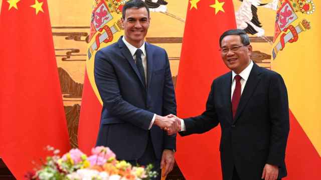 El presidente del Gobierno español, Pedro Sánchez, y el primer ministro chino, Li Qiang, en Pekín