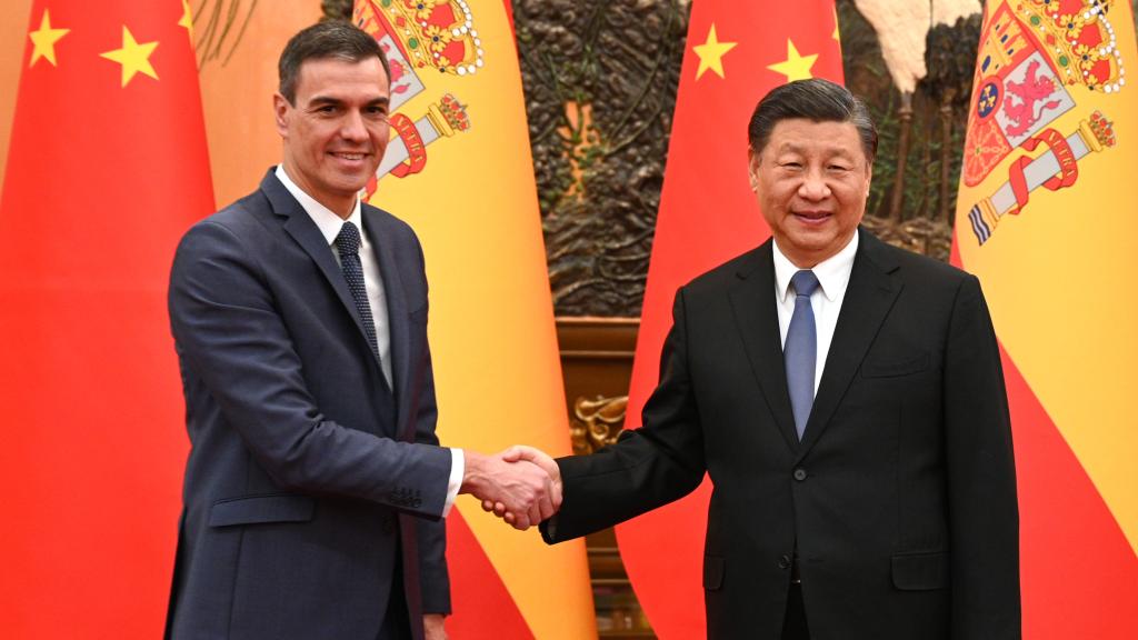 Pedro Sánchez y Xi Jinping, en el Gran Salón del Pueblo de Pekín, antes de su reunión bilateral.