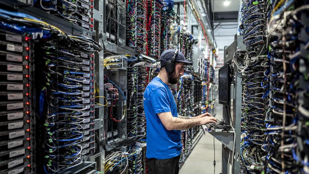 Un trabajador en un data center de la multinacional francesa.