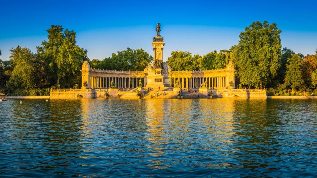 El concierto de cabaret flotante que no te puedes perder en el Parque del Retiro