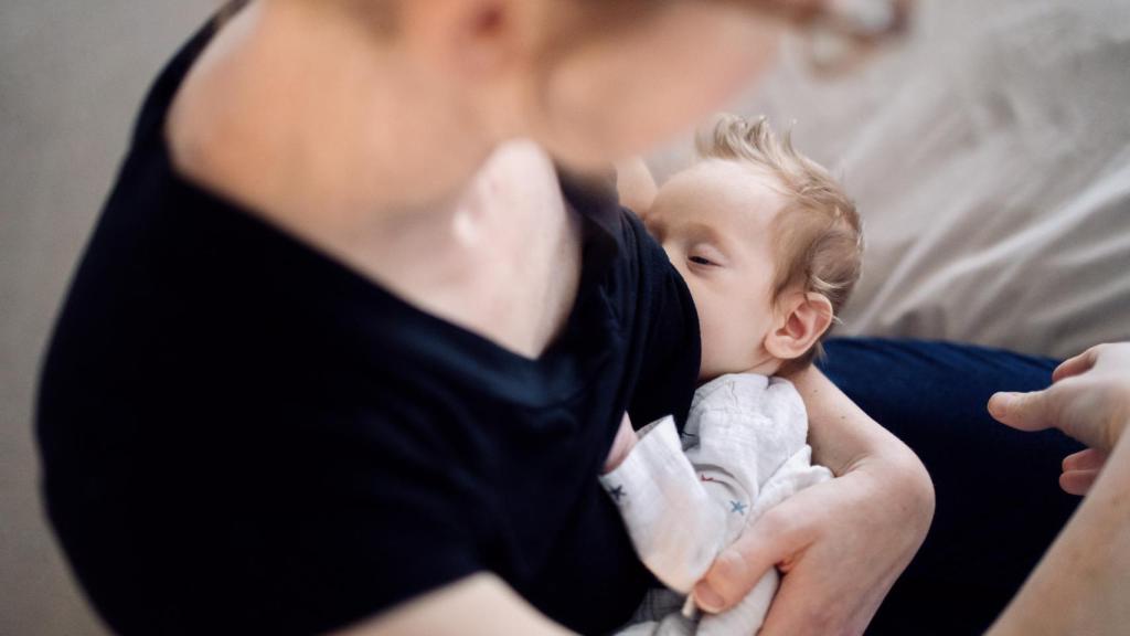 La mastitis afecta a mujeres lactantes, pero también a aquellas que no lo son.