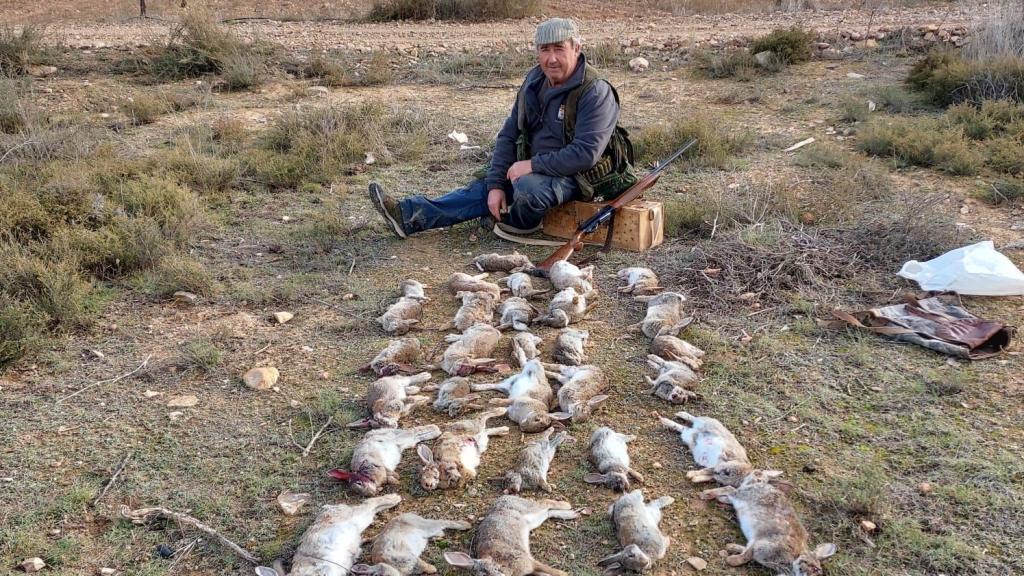 Los cazadores se ven obligados a hacer batidas cada vez más grandes para acabar con la invasión de conejos.