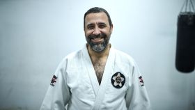 Antonio López impartiendo una clase de Jiu Jitsu en un gimnasio.