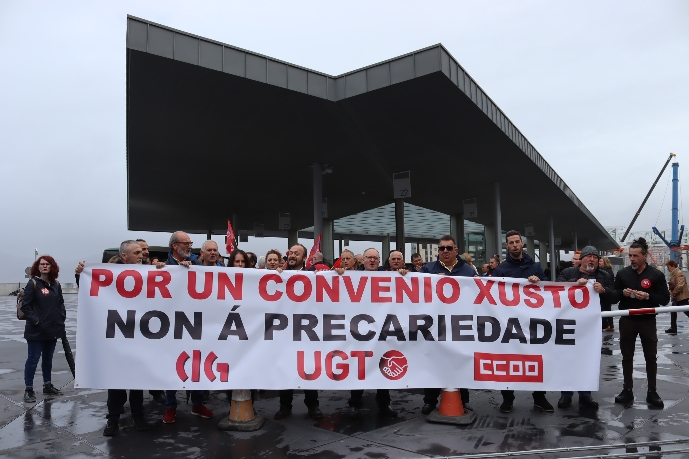 Concentración de los trabajadores de transporte por carretera en la Estación Intermodal de Vialia Vigo. Fotos: CIG