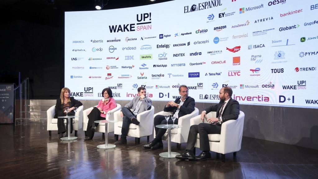 Carmen Urraca, directora de Fondos Europeos del Banco Sabadell; Chus Escobar, responsable de Sector Público de EY; Javier Arnau, redactor de D+I; Fran Estevan, CEO de WeGrant y Fernando Benito Ortiz, director de Transformación de Pymes y Fondos Next Generation de Banco Santander