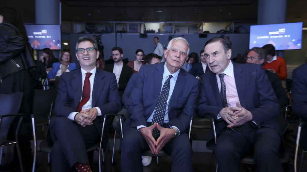 Félix Bolaños, ministro de la Presidencia; Josep Borrell, Alto Representante de la UE; y Pedro J. Ramírez, presidente ejecutivo de EL ESPAÑOL.
