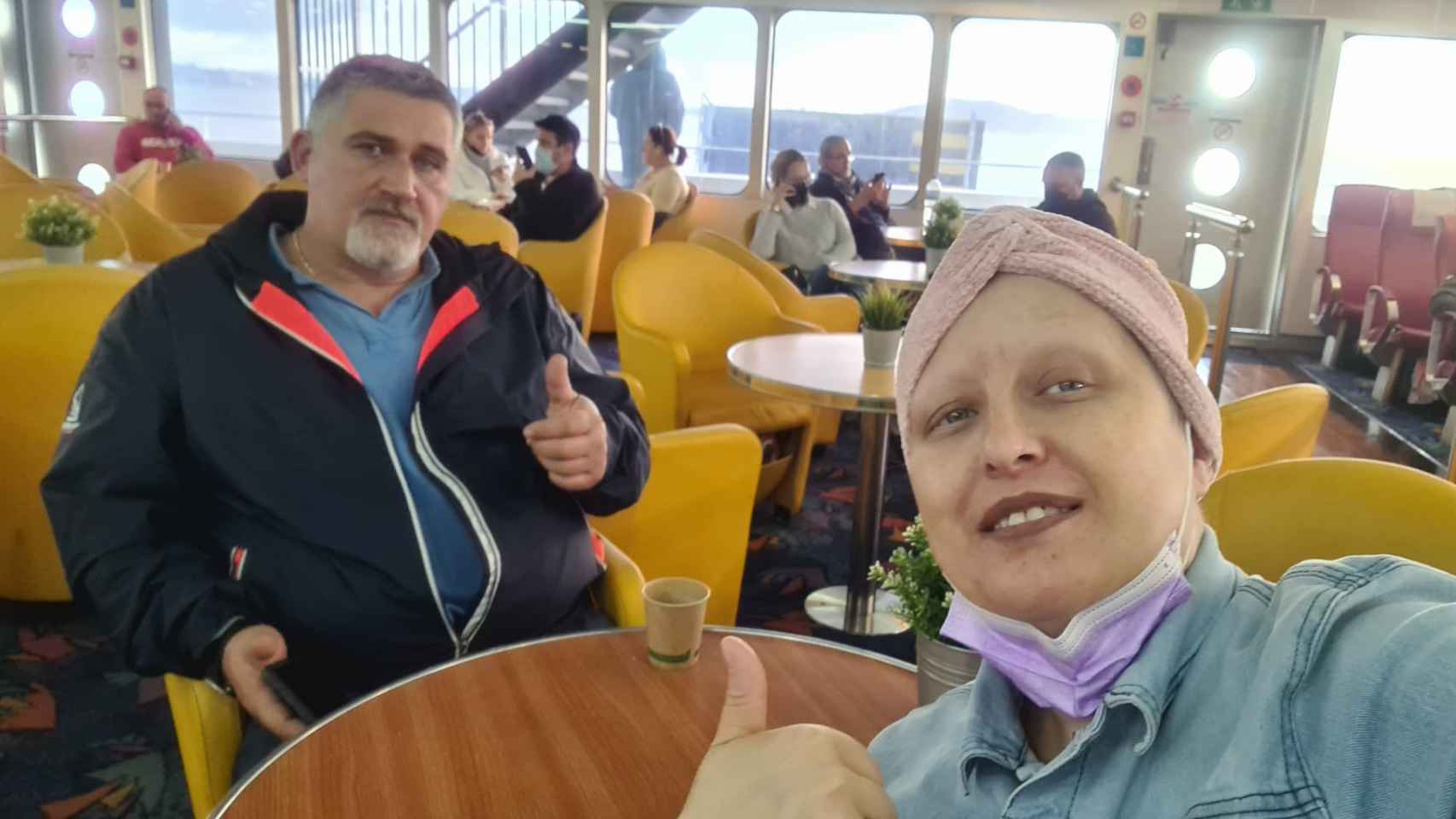 Nayra y Fernando, en el barco hacia Algeciras para recibir una sesión de radioterapia.