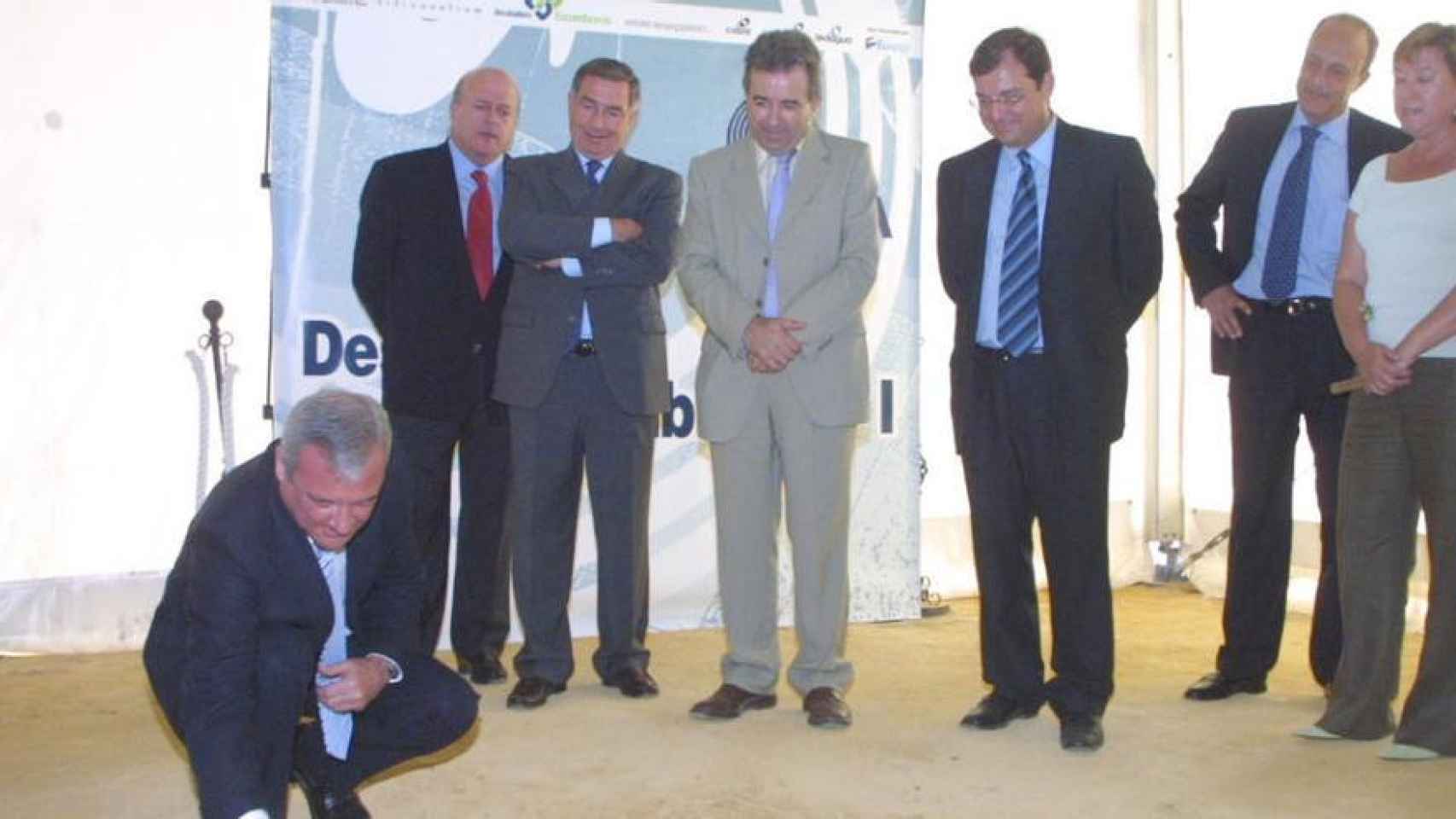 Ramón Luis Valcárcel, poniendo la primera piedra de la desaladora de Escombreras, en calidad de presidente de la Región, en julio de 2006, bajo la atenta mirada del consejero de Agricultura y Agua, Antonio Cerdá (c), también investigado en el 'caso La Sal'.