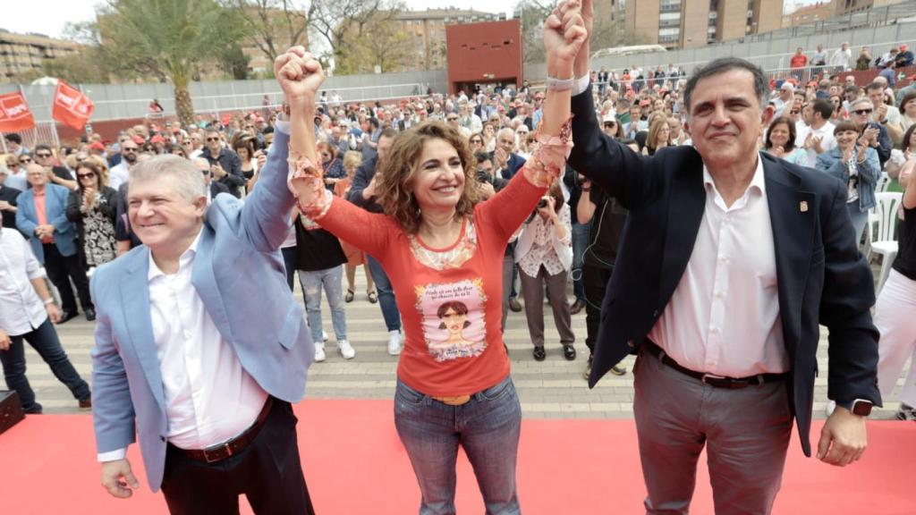 Vélez, Montero y Serrano, este sábado, en el Auditorio del Parque Fofó de Murcia, alzando los brazos en señal de victoria.