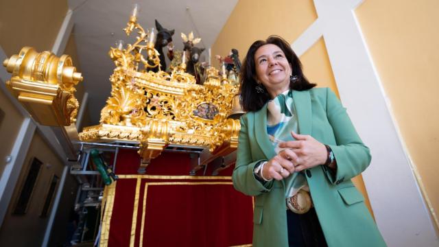 Paloma Saborido posa junto al trono de Jesús en su entrada en Jerusalén tras la entrevista.