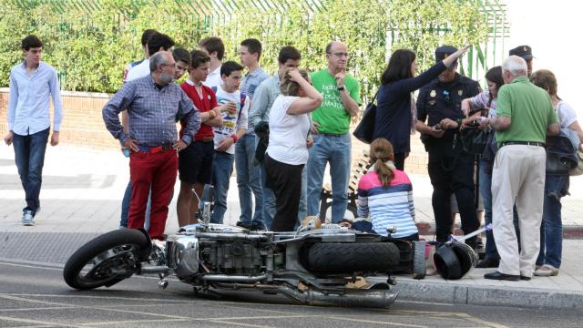 Imagen de accidente de tráfico entre una moto y un coche.