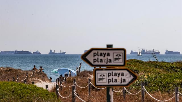 Entrada a una playa valenciana con varios cruceros de fondo, en imagen de archivo.