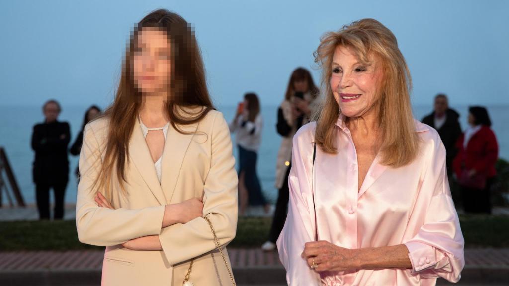 Carmen Cervera junto a una de sus hijas en la inauguración de su hotel en la Costa Brava.