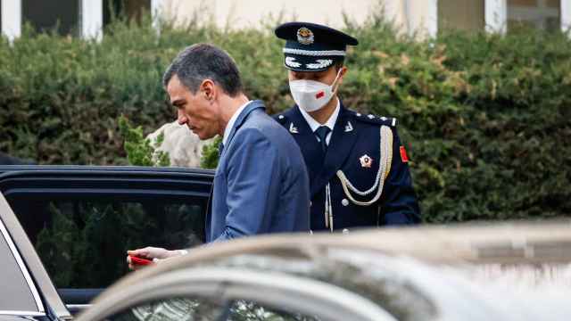 Sánchez, a su salida de la Embajada española en Pekín, durante su viaje a China.