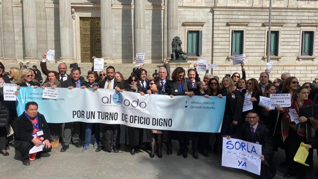 Concentración de la Asociación de Letrados por un Turno de Oficio Digno (Altodo) frente al Congreso en 2020.